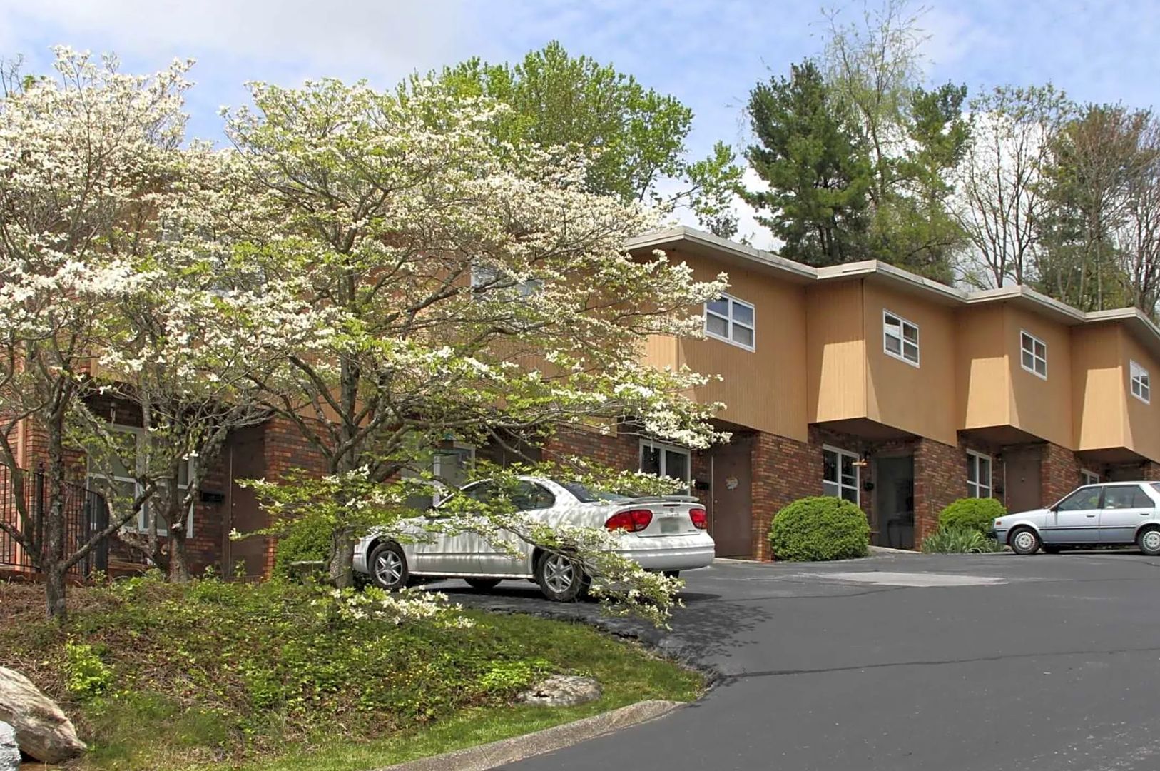 Nobb Hill Apartments Exterior